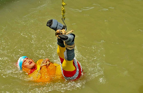 Ấn Độ: Đã tìm thấy thi thể của nhà ảo thuật mất tích sau khi biểu diễn magic dưới sông Hằng - Ảnh 1.