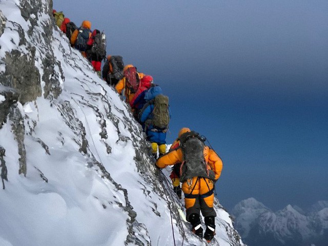 10 sự thực nhiều người chưa biết về hành trình chinh phục Everest: Siêu tốn kém, chuẩn bị không kỹ thì chỉ bỏ mạng - Ảnh 1.