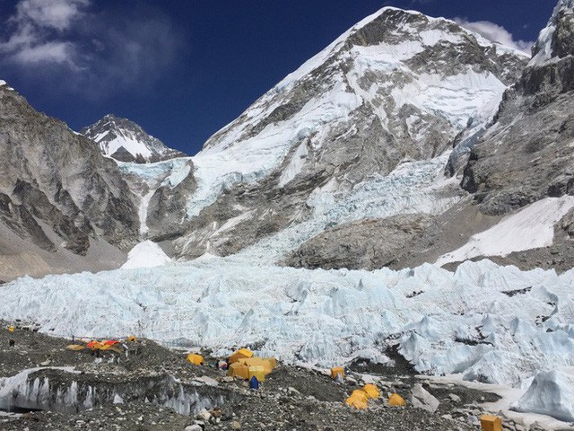 10 sự thực nhiều người chưa biết về hành trình chinh phục Everest: Siêu tốn kém, chuẩn bị không kỹ thì chỉ bỏ mạng - Ảnh 3.