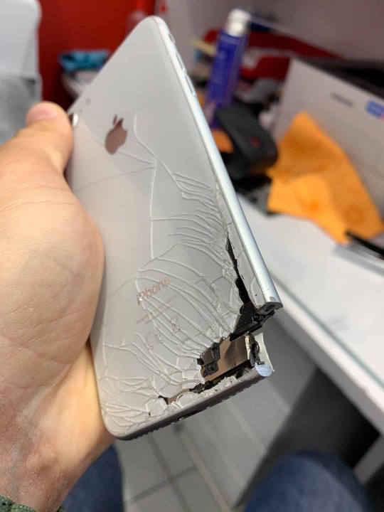 iPhone rơi vỡ tan tành đến nỗi mất hẳn một góc nhưng vẫn chạy bình thường - Ảnh 1.