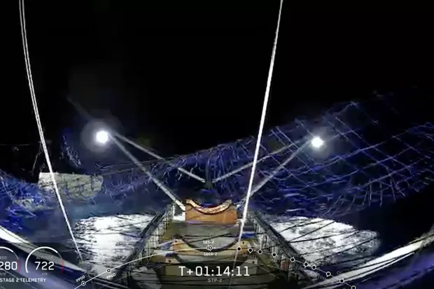 Mất một năm rưỡi cố gắng, SpaceX cũng bắt thành công mũi tàu vũ trụ bằng tấm lưới lênh đênh giữa biển - Ảnh 3.
