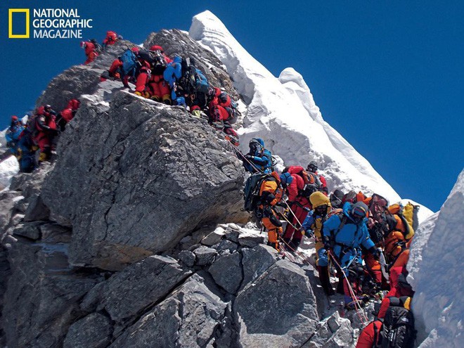 Những bức hình ám ảnh nhất trên đường chinh phục đỉnh Everest: Từ các cột mốc thi thể đến sự thật kinh hoàng hiện ra khi tuyết tan - Ảnh 12.