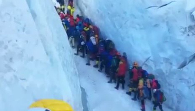 Những bức hình ám ảnh nhất trên đường chinh phục đỉnh Everest: Từ các cột mốc thi thể đến sự thật kinh hoàng hiện ra khi tuyết tan - Ảnh 13.