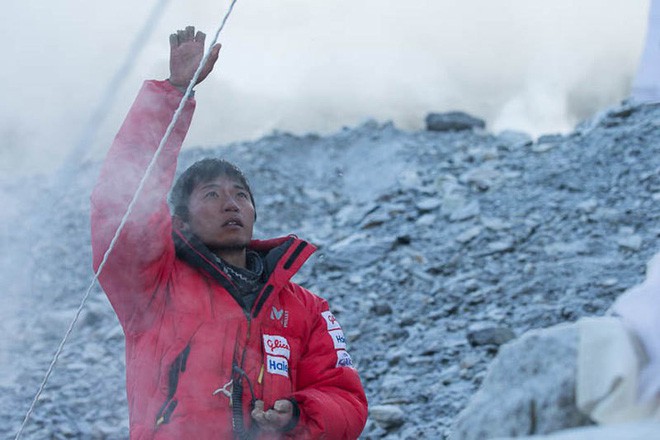 Những bức hình ám ảnh nhất trên đường chinh phục đỉnh Everest: Từ các cột mốc thi thể đến sự thật kinh hoàng hiện ra khi tuyết tan - Ảnh 9.