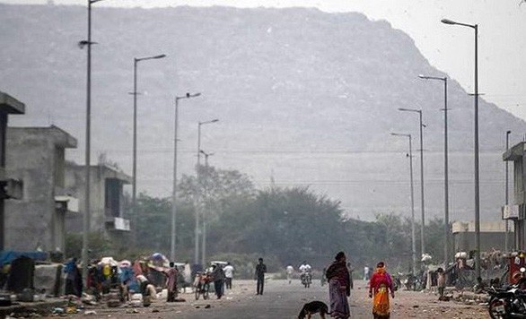 Bãi rác cao như núi, rộng bằng 40 sân bóng khiến giới chức Ấn Độ lo ngại nguy cơ xảy ra tai nạn máy bay - Ảnh 3.