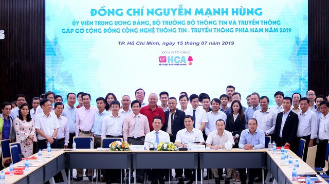 Bộ trưởng Nguyễn Mạnh Hùng chỉ ra cửa giúp doanh nghiệp Việt Nam làm ra mạng xã hội thắng được Facebook - Ảnh 1.