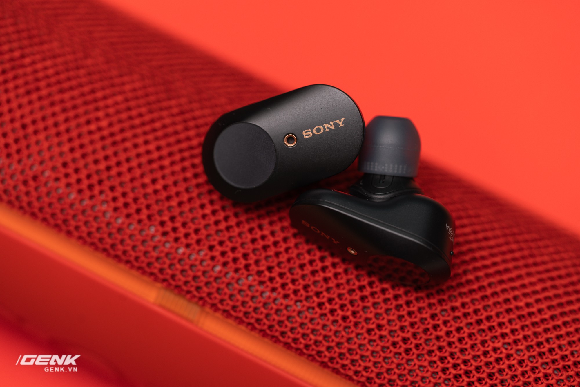 Đ&aacute;nh gi&aacute; chi tiết tai nghe true-wireless WF-1000xm3: Muộn c&ograve;n hơn l&agrave; kh&ocirc;ng bao giờ - Ảnh 18.