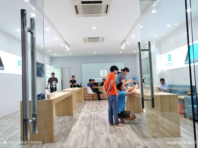 BKAV mở cửa hàng mặt phố đầu tiên Bphone Store, tự chủ việc phân phối - bảo hành điện thoại và phụ kiện - Ảnh 1.