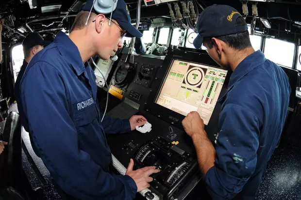 Sau vụ tai nạn thảm khốc, Hải quân Mỹ bỏ hoàn toàn màn hình cảm ứng để chuyển sang dùng cần số tay cho chắc - Ảnh 1.