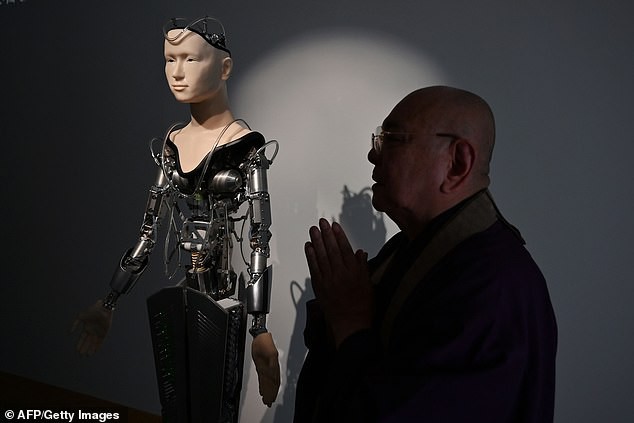 Một ngôi đền tại Nhật Bản mang robot triệu USD về làm thầy tu, thuyết giảng Phật giáo cho du khách - Ảnh 4.