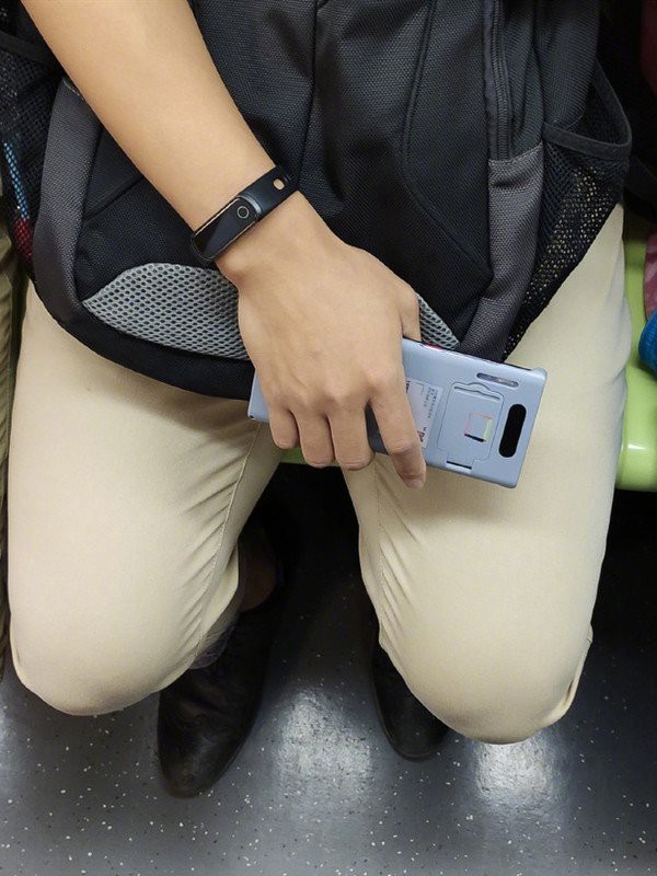 Huawei Mate 30 Pro lần đầu tiên lộ ảnh thực tế - Ảnh 2.