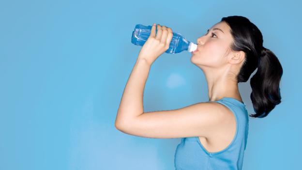 Uống nước đâu có đơn giản: Đây là sai lầm cốt yếu mà mọi người vẫn thường mắc phải - Ảnh 1.