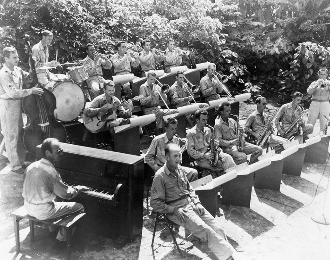 Bạn có biết: Quân đội Mỹ từng thả cả cả dàn nhạc cụ xuống căn cứ cho binh lính giải trí sau những giờ chiến đấu căng thẳng - Ảnh 4.