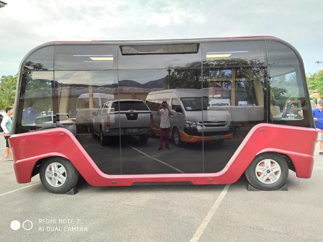 Xe buýt VinFast lộ diện hoàn toàn với ngoại thất toàn kính và nội thất hiện đại như phim viễn tưởng - Ảnh 6.