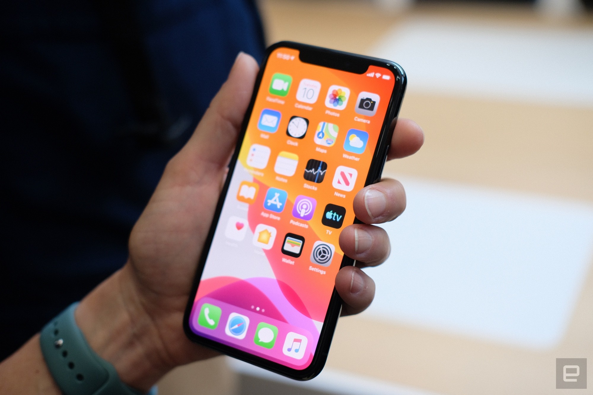 Cận cảnh iPhone 11 Pro v&agrave; 11 Pro Max: Mặt lưng k&iacute;nh mờ, cụm camera h&agrave;i hước, kh&ocirc;ng thực sự c&oacute; nhiều cải tiến - Ảnh 3.