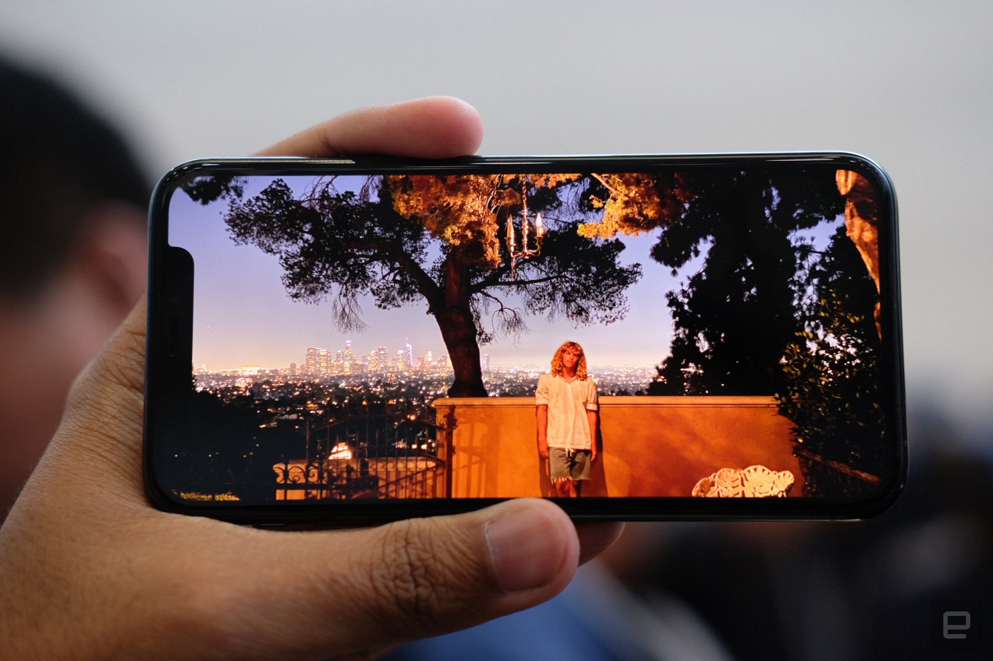 Cận cảnh iPhone 11 Pro v&agrave; 11 Pro Max: Mặt lưng k&iacute;nh mờ, cụm camera h&agrave;i hước, kh&ocirc;ng thực sự c&oacute; nhiều cải tiến - Ảnh 11.
