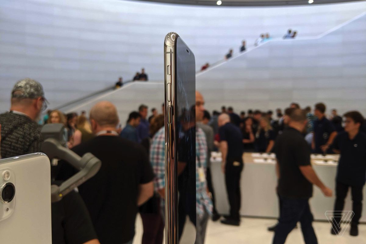 Cận cảnh iPhone 11 Pro v&agrave; 11 Pro Max: Mặt lưng k&iacute;nh mờ, cụm camera h&agrave;i hước, kh&ocirc;ng thực sự c&oacute; nhiều cải tiến - Ảnh 7.