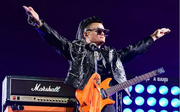 Jack Ma hát rock và khóc trong ngày từ chức chủ tịch Alibaba - Ảnh 1.