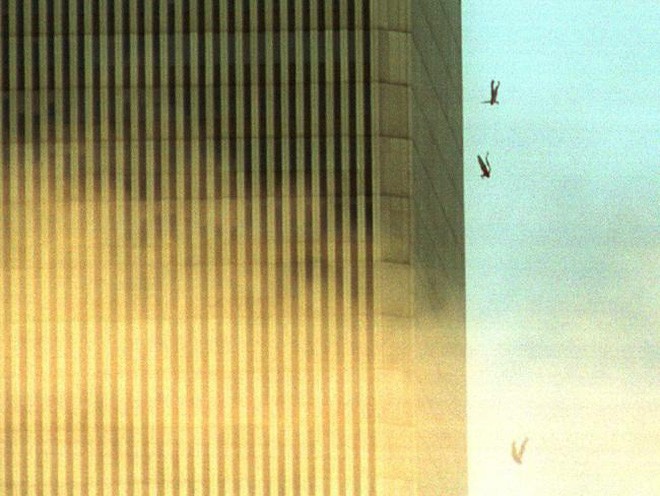 Đã 18 năm kể từ khi vụ khủng bố 11/9 đoạt mạng hàng nghìn người Mỹ, bức ảnh người đàn ông rơi vẫn không ngừng gây ám ảnh - Ảnh 3.