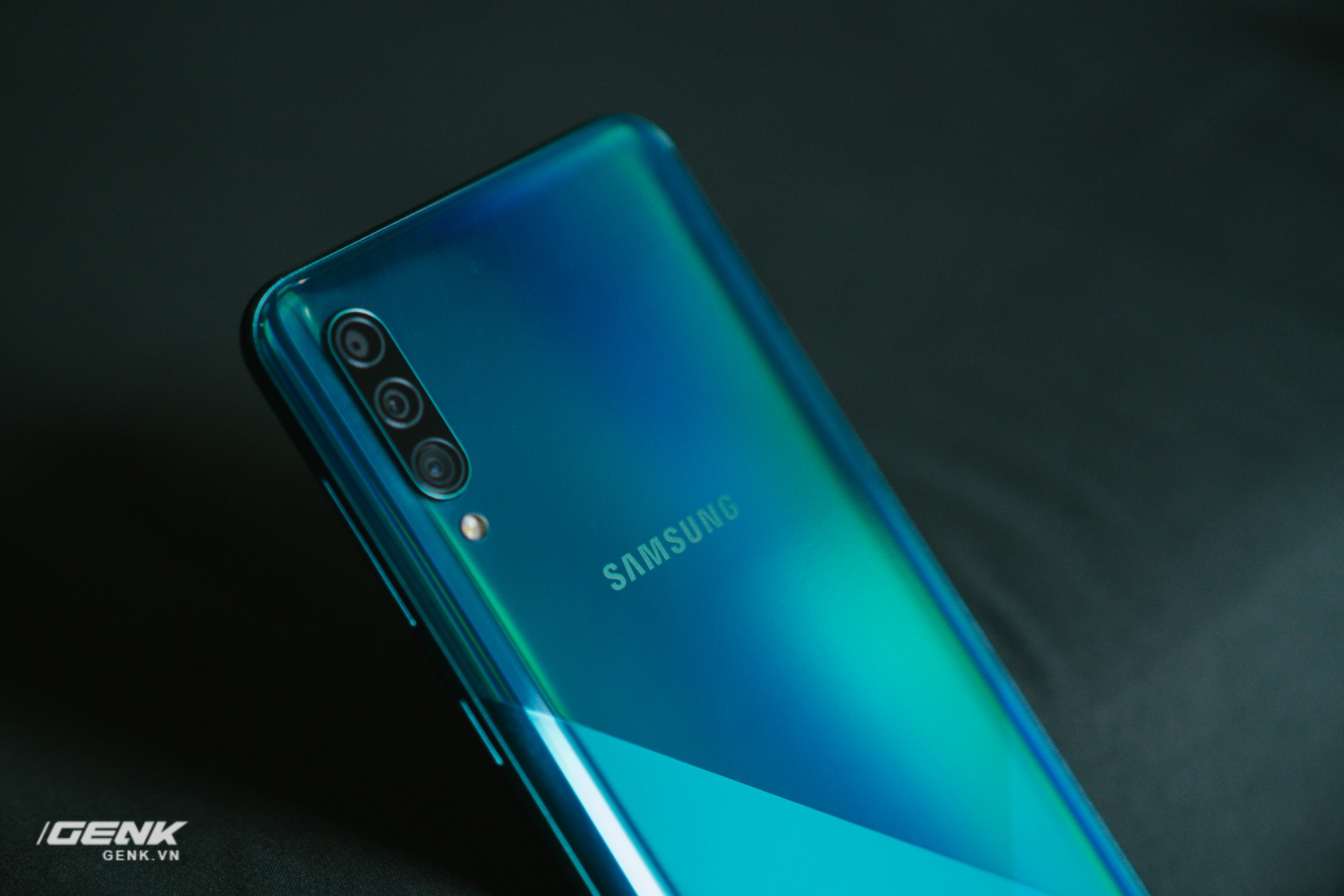 Đ&aacute;nh gi&aacute; Samsung Galaxy A30s: Thiết kế long lanh, cấu h&igrave;nh mỏng manh, c&oacute; n&ecirc;n m&uacute;c nhanh? - Ảnh 14.