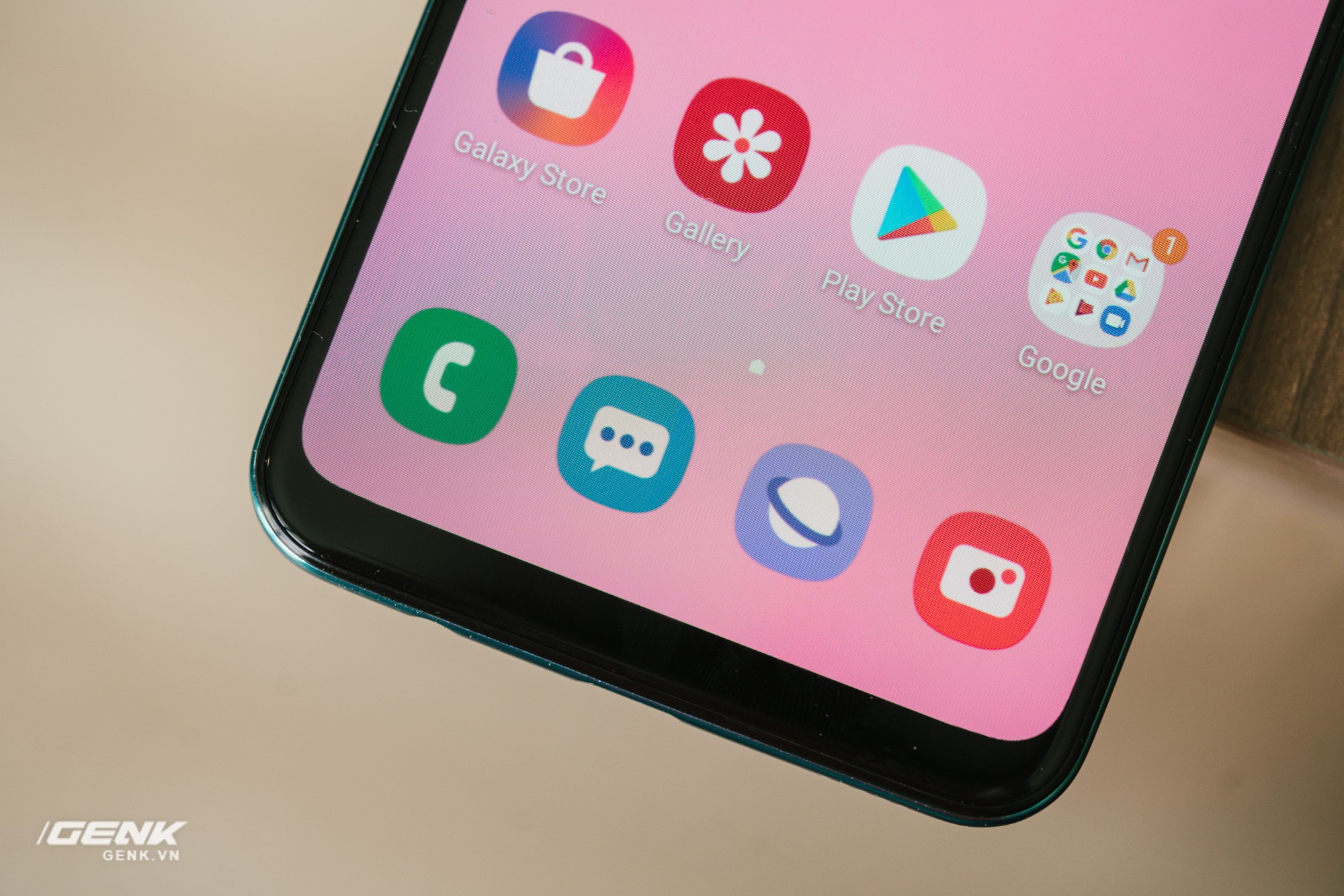 Đ&aacute;nh gi&aacute; Samsung Galaxy A30s: Thiết kế long lanh, cấu h&igrave;nh mỏng manh, c&oacute; n&ecirc;n m&uacute;c nhanh? - Ảnh 10.