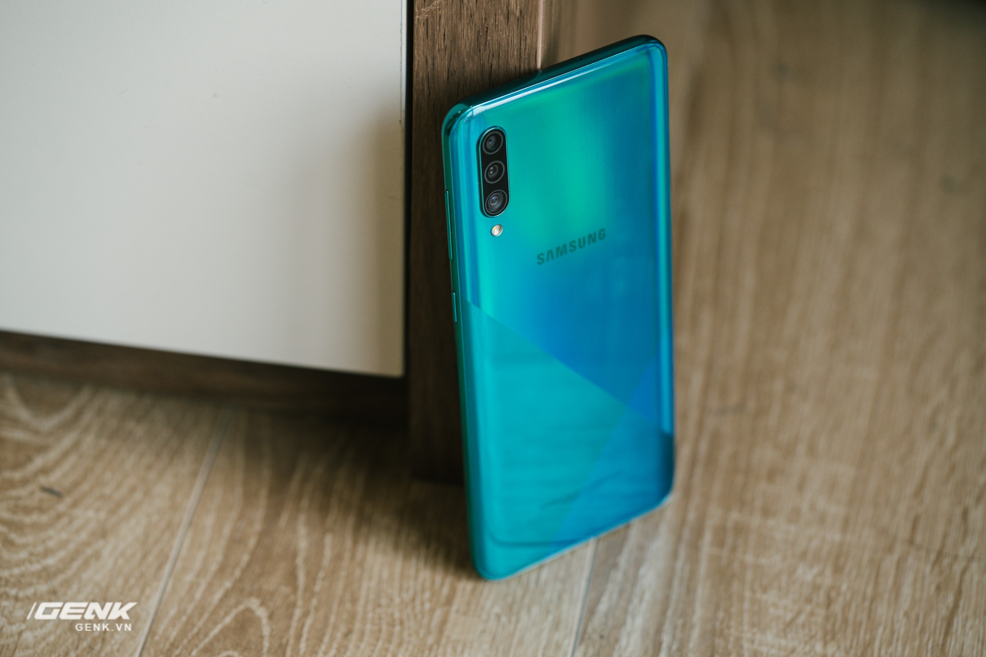 Đ&aacute;nh gi&aacute; Samsung Galaxy A30s: Thiết kế long lanh, cấu h&igrave;nh mỏng manh, c&oacute; n&ecirc;n m&uacute;c nhanh? - Ảnh 11.