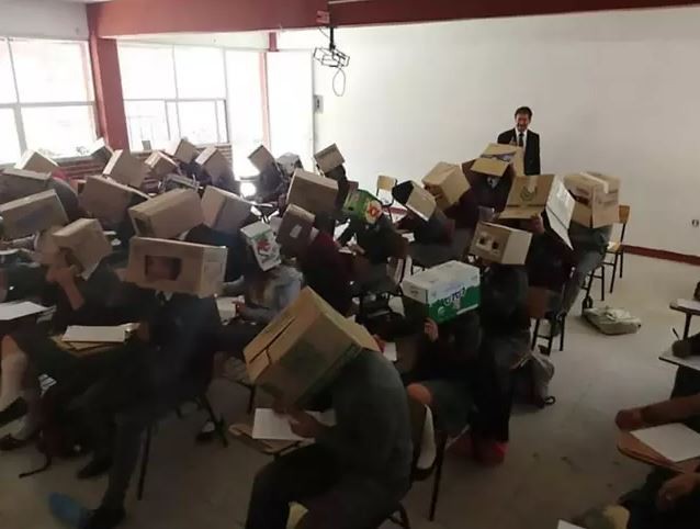 Thầy giáo Mexico chống quay cóp bằng cách để sinh viên đội nguyên cái thùng carton lên đầu khi làm bài thi - Ảnh 1.