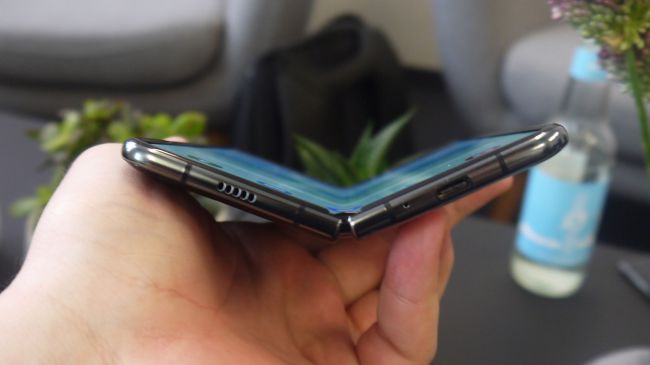 Những cảm nhận đầu tiên về siêu phẩm màn hình gập Samsung Galaxy Fold - Ảnh 1.