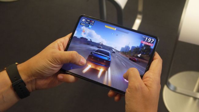 Những cảm nhận đầu tiên về siêu phẩm màn hình gập Samsung Galaxy Fold - Ảnh 3.