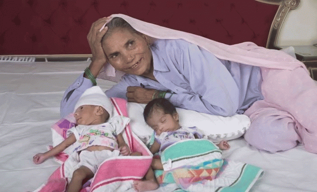 Kỷ lục thế giới: Người phụ nữ Ấn Độ sinh đôi hai bé gái ở tuổi 74 - Ảnh 1.