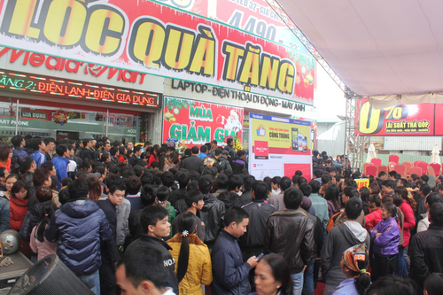 Si&ecirc;u thị điện m&aacute;y nh&igrave;n thấy cơ hội trong kh&oacute; khăn năm 2013 3