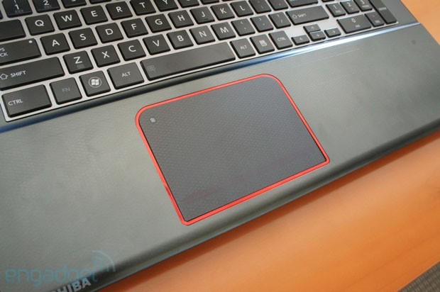 Toshiba làm mới laptop chơi game Qosmio X875 với ổ lai 1