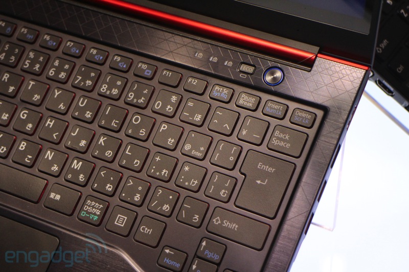 tren-tay-chiec-lifebook-uh75-dung-windows-8-cua-fuitsu
