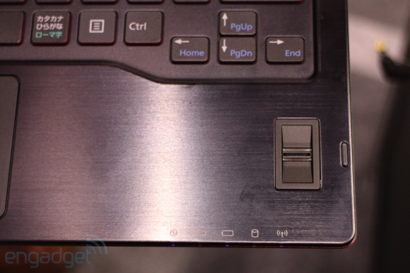 tren-tay-chiec-lifebook-uh75-dung-windows-8-cua-fuitsu