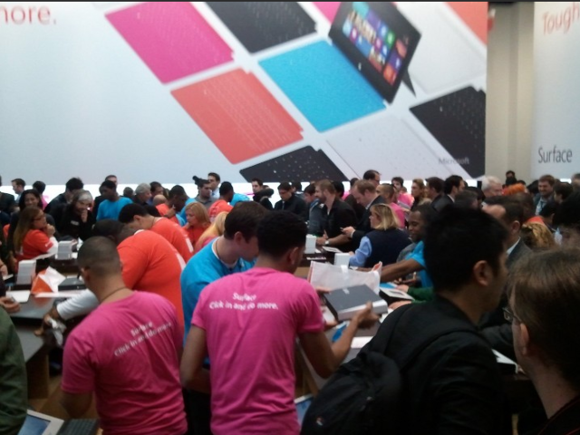 tap-nap-khach-tham-quan-cua-hang-microsoft-tai-quang-truong-thoi-dai
