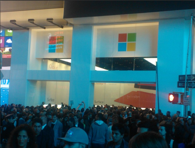 tap-nap-khach-tham-quan-cua-hang-microsoft-tai-quang-truong-thoi-dai