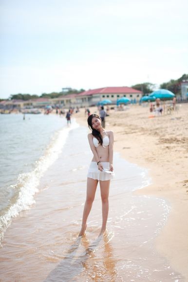 nguoi-mau-bikini-goi-cam-cung-may-tinh-bang-huawei-media-pad-7lite