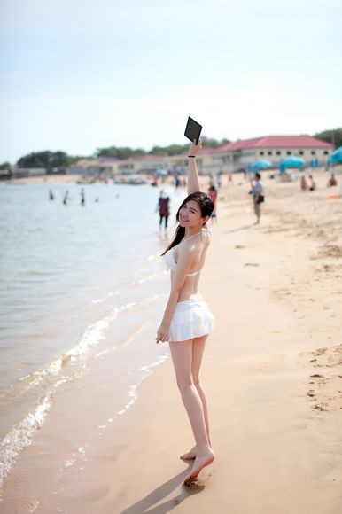 nguoi-mau-bikini-goi-cam-cung-may-tinh-bang-huawei-media-pad-7lite