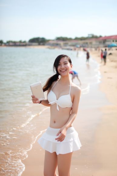 nguoi-mau-bikini-goi-cam-cung-may-tinh-bang-huawei-media-pad-7lite