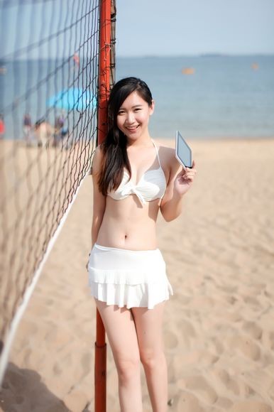 nguoi-mau-bikini-goi-cam-cung-may-tinh-bang-huawei-media-pad-7lite