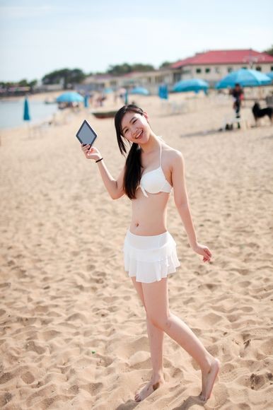 nguoi-mau-bikini-goi-cam-cung-may-tinh-bang-huawei-media-pad-7lite