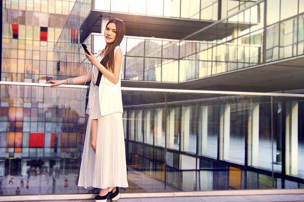 Ch&acirc;n d&agrave;i s&agrave;nh điệu b&ecirc;n iPhone 5 2