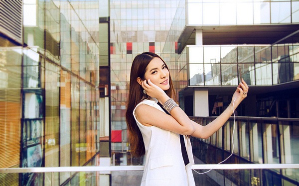 Ch&acirc;n d&agrave;i s&agrave;nh điệu b&ecirc;n iPhone 5 3