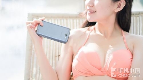 Người đẹp gợi cảm c&ugrave;ng bikini b&ecirc;n Galaxy Note II 3