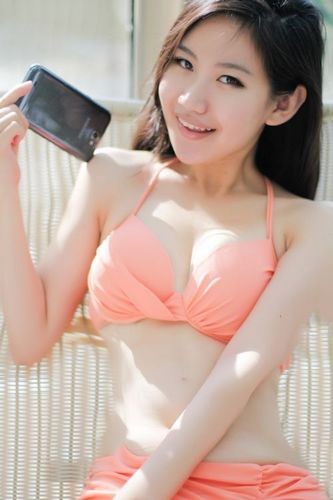 Người đẹp gợi cảm c&ugrave;ng bikini b&ecirc;n Galaxy Note II 4