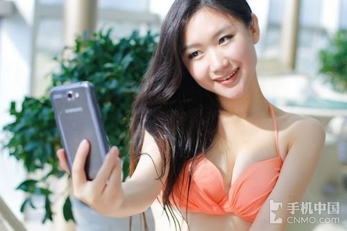 Người đẹp gợi cảm c&ugrave;ng bikini b&ecirc;n Galaxy Note II 6