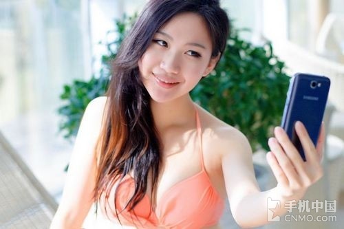 Người đẹp gợi cảm c&ugrave;ng bikini b&ecirc;n Galaxy Note II 9