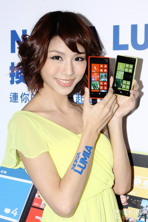 D&agrave;n người đẹp ch&acirc;n d&agrave;i khoe sắc b&ecirc;n smartphone Nokia Lumia 1