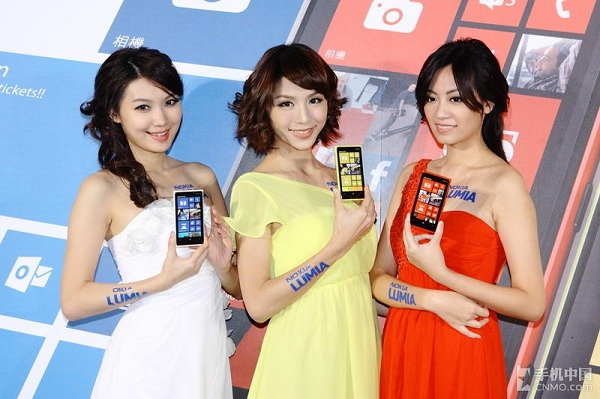 D&agrave;n người đẹp ch&acirc;n d&agrave;i khoe sắc b&ecirc;n smartphone Nokia Lumia 2