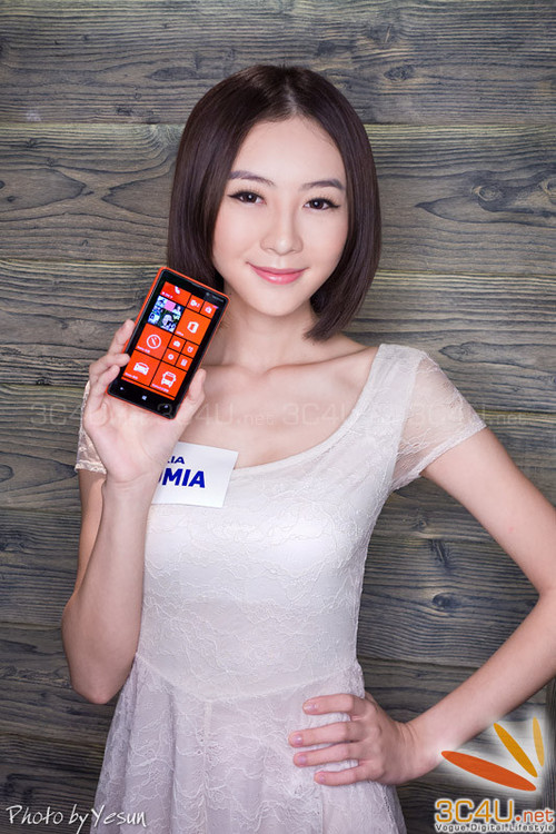 Người đẹp khoe dáng bên smartphone Nokia Lumia 2